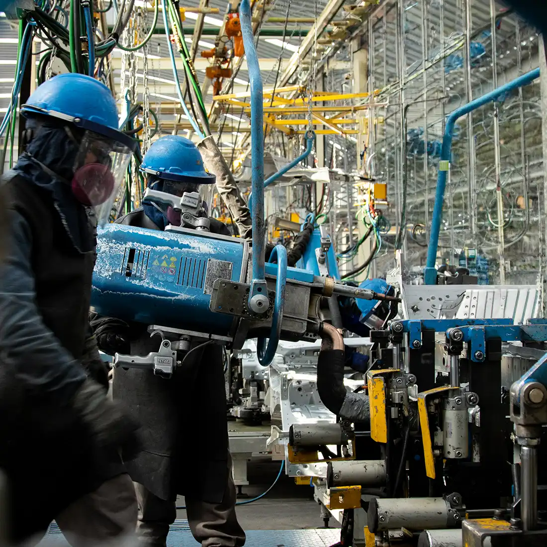 Personal trabajando en la Industria Manufacturera Automotriz Ciauto Personal trabajando en la Industria Manufacturera Automotriz Ciauto, dentro de la planta moderna